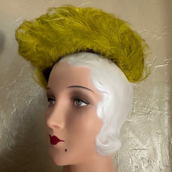 GORGEOUS 1930\'s BROWN FELT HAT WITH ASYMMETRICAL BRIM WITH CHARTREUSE FEATHERS main image 14